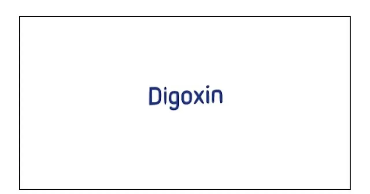 Napis "Digoxin" na białym tle. Lek digoxin stosowany jest m.in. w leczeniu niewydolności serca i arytmii.