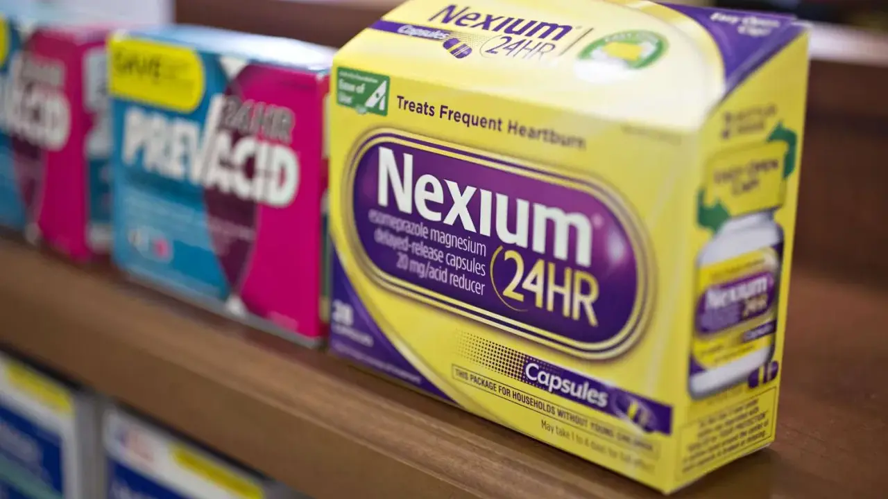 Leki na refluks: opakowania Nexium 24HR i Prevacid 24HR na półce aptecznej.