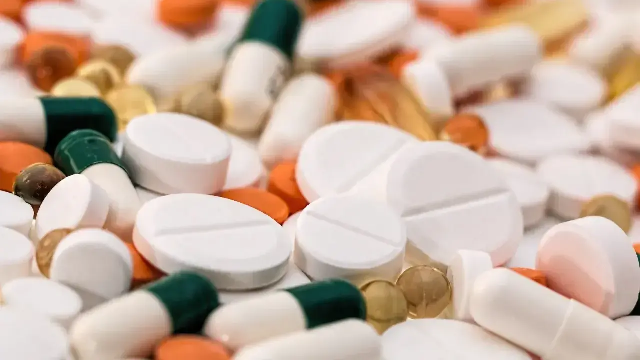 Mnóstwo tabletek i kapsułek. Czy to opioidy, co to jest? Różne kształty i kolory leków.