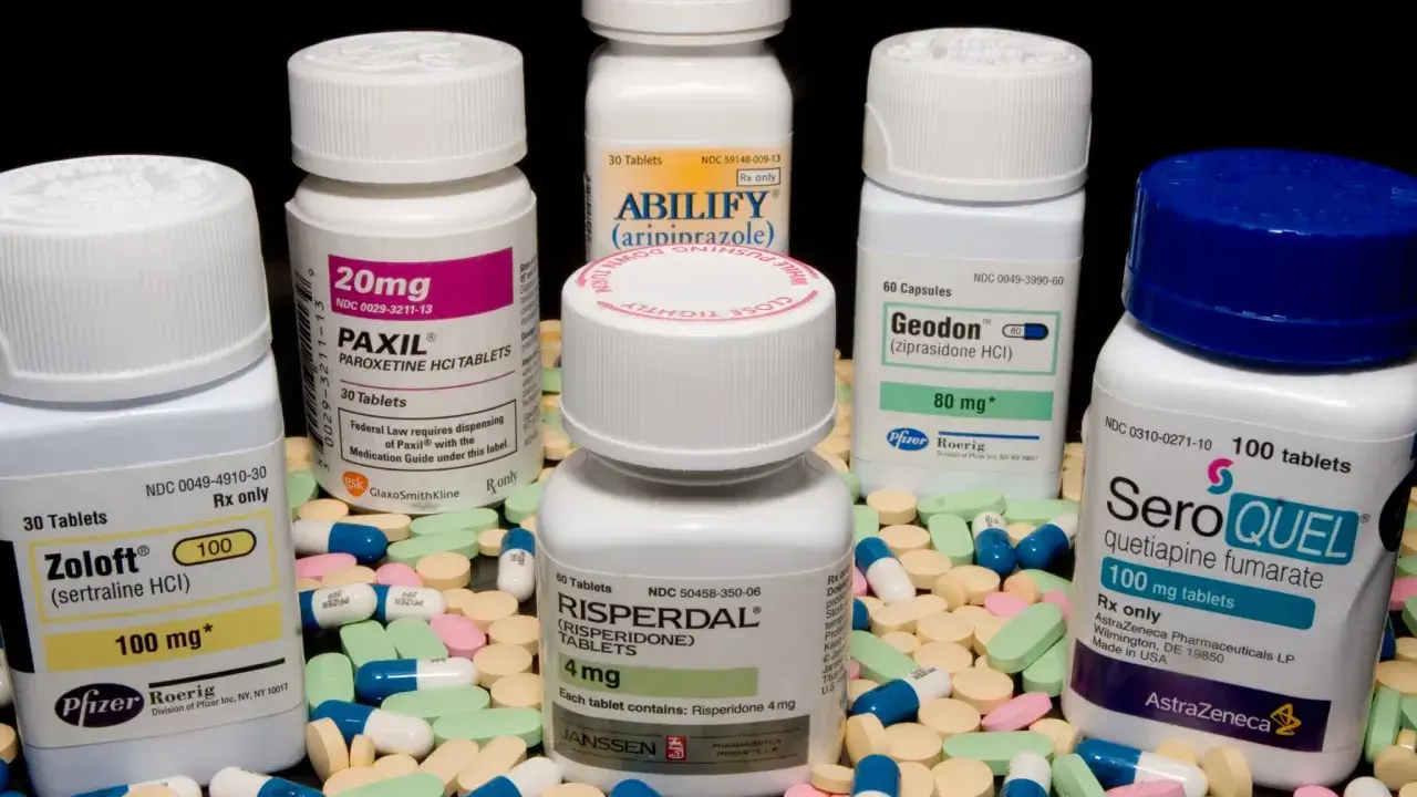 Leki na depresję: Zoloft, Paxil, Abilify, Geodon, Risperdal, Seroquel. Różne opakowania i tabletki w tle.