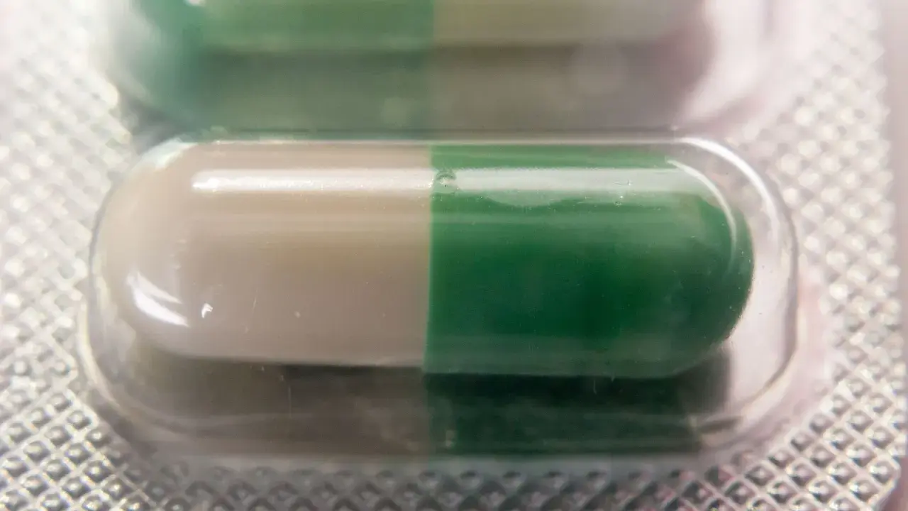 Dwie kapsułki leku Seronil 10 mg w blistrze. Jedna kapsułka jest biało-zielona, druga zielono-biała.