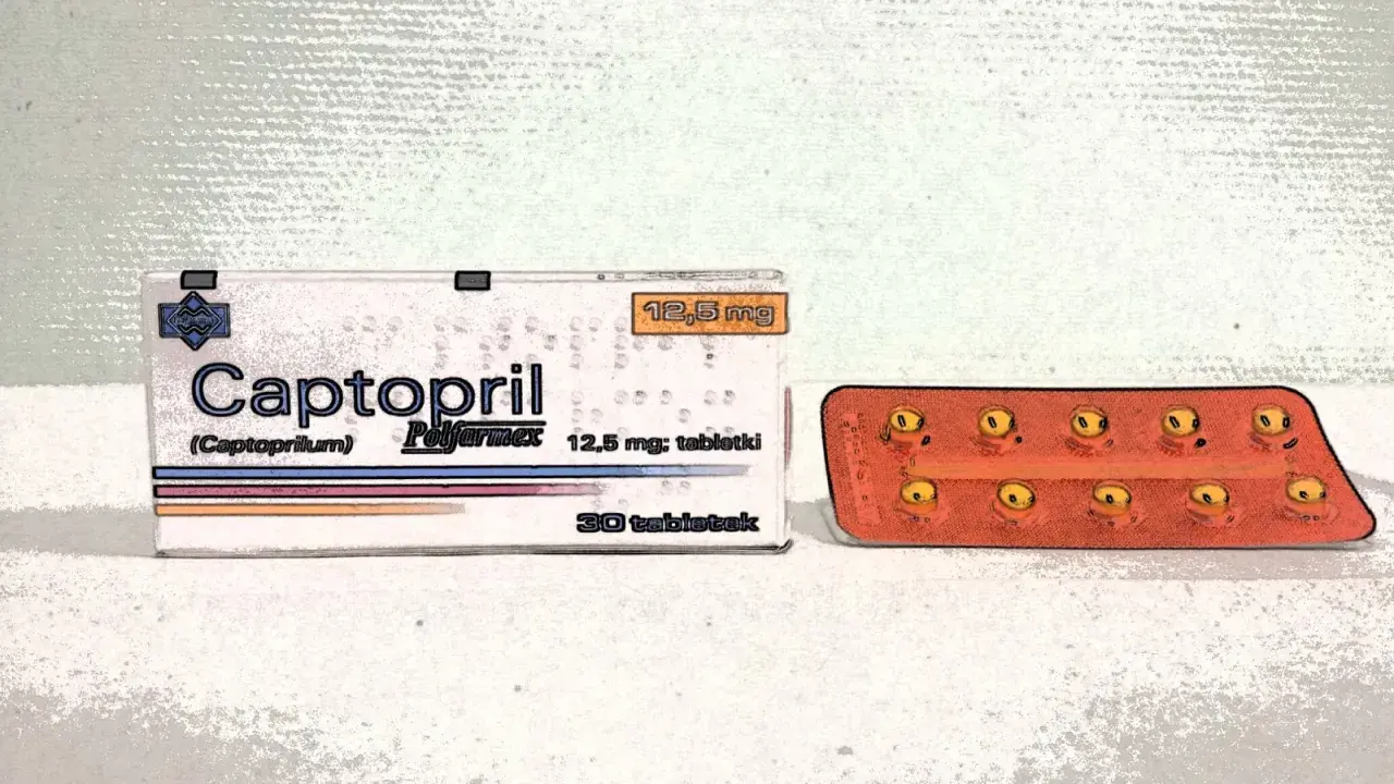 Opakowanie Captoprilu 12,5 mg i blister z tabletkami. Stosowany przy nadciśnieniu.