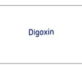 Napis "Digoxin" na białym tle. Lek digoxin stosowany jest m.in. w leczeniu niewydolności serca i arytmii.