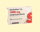 Opakowanie leku Amoksiklav 1000 mg, stosowanego na infekcje bakteryjne. Zawiera 14 tabletek powlekanych.