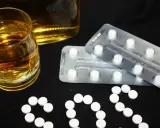 Szklanka alkoholu i blistry z tabletkami. Czy to pytanie o benzodiazepiny co to?