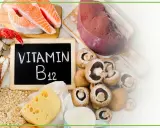 Wapń, witamina B12 na co pomaga? Zdjęcie przedstawia produkty bogate w witaminę B12: łososia, wątróbkę, wołowinę, krewetki, ser, jajka, płatki owsiane i grzyby.