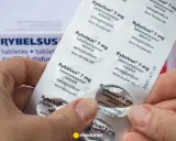 Dłonie trzymają opakowanie leku Rybelsus, który jest stosowany w leczeniu cukrzycy typu 2 i może wspierać rybelsus na odchudzanie.