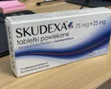 Opakowanie leku Skudexa 75 mg + 25 mg, zawierające 10 tabletek powlekanych tramadolu i deksketoprofenu.