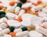Mnóstwo tabletek i kapsułek. Czy to opioidy, co to jest? Różne kształty i kolory leków.