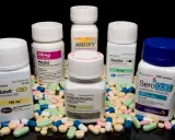Leki na depresję: Zoloft, Paxil, Abilify, Geodon, Risperdal, Seroquel. Różne opakowania i tabletki w tle.