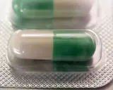 Dwie kapsułki leku Seronil 10 mg w blistrze. Jedna kapsułka jest biało-zielona, druga zielono-biała.