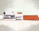 Opakowanie Captoprilu 12,5 mg i blister z tabletkami. Stosowany przy nadciśnieniu.