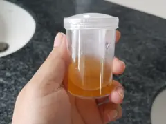 Próbka moczu z widocznymi fosforanami bezpostaciowymi, w przezroczystym pojemniku.