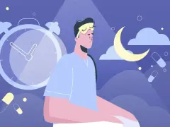 Bezsenność? Na nocnym niebie księżyc i chmury, a obok budzik i tabletki nasenne na receptę.