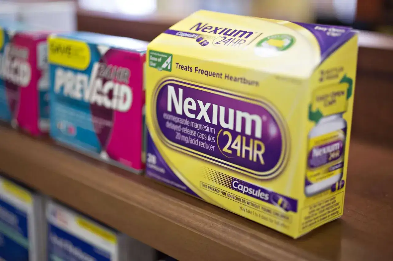 Leki na refluks: opakowania Nexium 24HR i Prevacid 24HR na półce aptecznej.