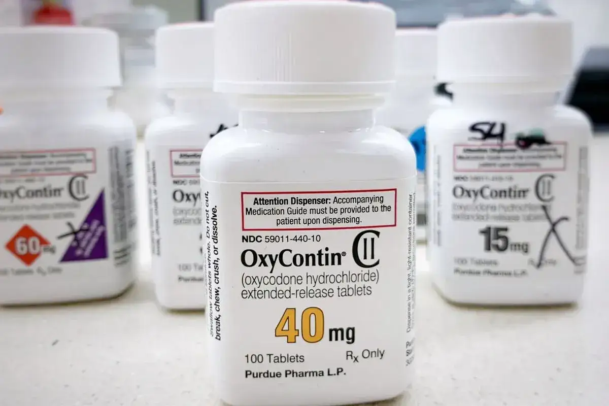 Butelki leku OxyContin, w tym jedna z dawką 40 mg. Lek ten zawiera oksykodon, substancję o działaniu przeciwbólowym.