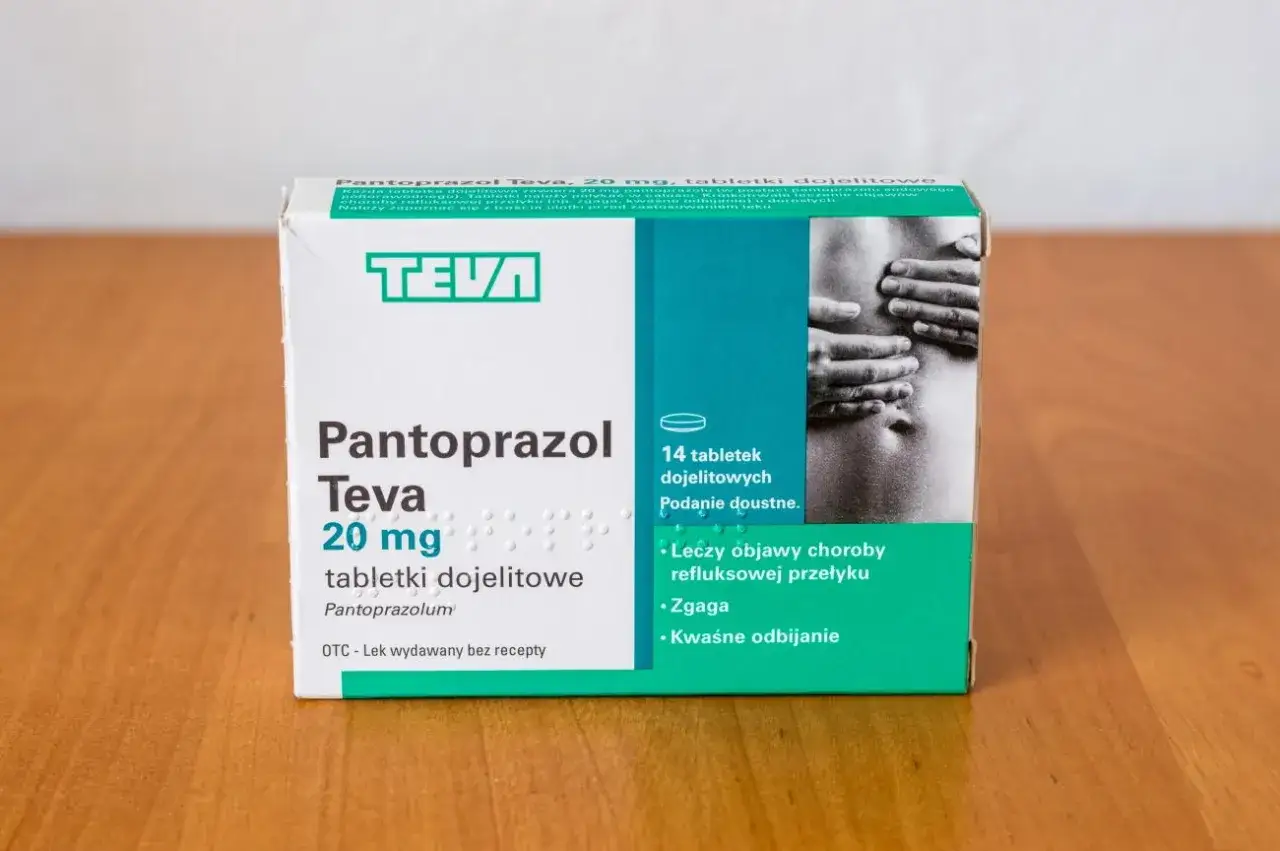 Opakowanie Pantoprazol Teva 20 mg, leku bez recepty, na zgagę i refluks. 14 tabletek dojelitowych.