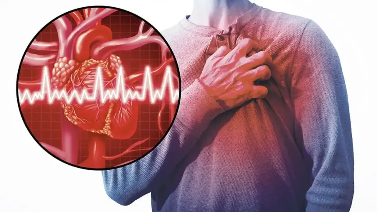 Mężczyzna trzyma się za serce, czując ból. Obok widok serca z zapisem EKG, sugerujący problemy kardiologiczne.