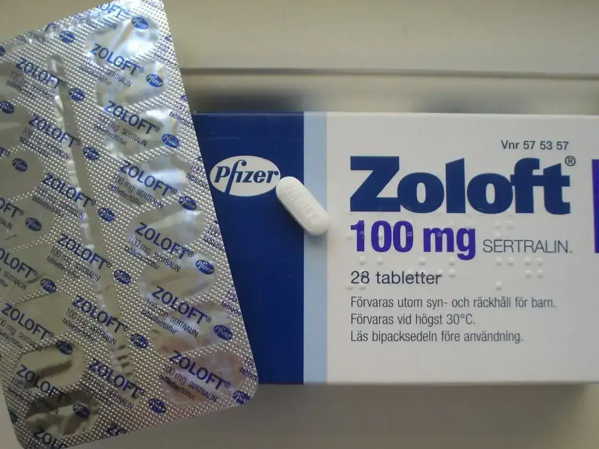 Opakowanie Zoloftu 100 mg z sertraliną i ulotką. Warto pamiętać o potencjalnych asertin skutki uboczne.