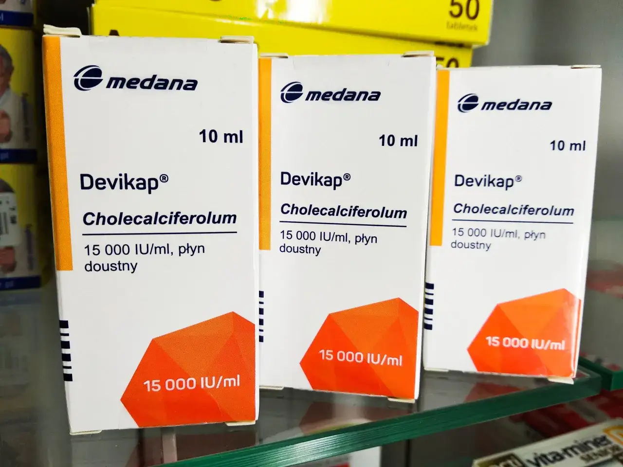 Trzy opakowania leku Devikap z witaminą D na receptę, każdy po 10 ml, 15 000 IU/ml, płyn doustny.