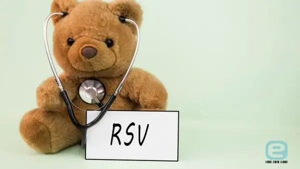 Miś z stetoskopem i tabliczką "RSV". Choć kojarzy się z dziećmi, objawy RSV u dorosłych mogą być groźne.