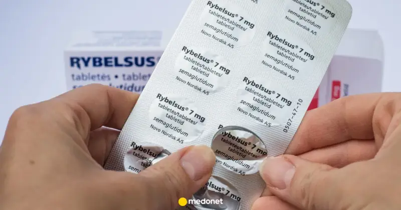 Dłonie trzymają opakowanie leku Rybelsus, który jest stosowany w leczeniu cukrzycy typu 2 i może wspierać rybelsus na odchudzanie.