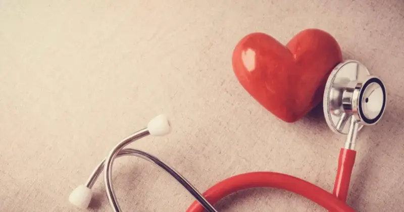 Czerwone serce i stetoskop na jasnym tle. To symbol troski o zdrowie, opacorden na co dzień i od święta.